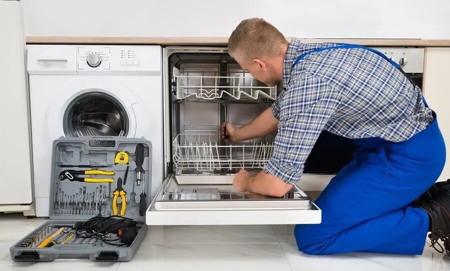 Karabağlar Hotpoint servisi teknisyen ekibi beyaz eşya tamiri yaparken